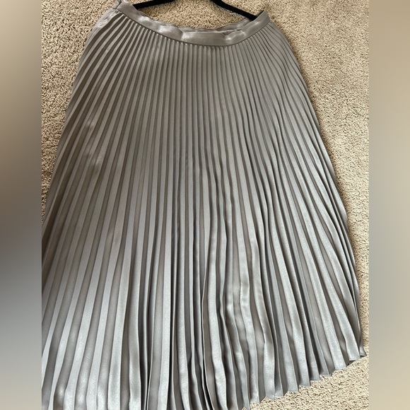 Club Mónaco metalic silver pleated skirt - Picture 2 of 4